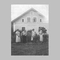 029-0010 Eine Damengesellschaft mit Frida Drayer, geb. Grenz, Maria Maschitzki, geb. Zaulick. Wohnhaus im Hintergrund gehoert der Familie Drayer.jpg
